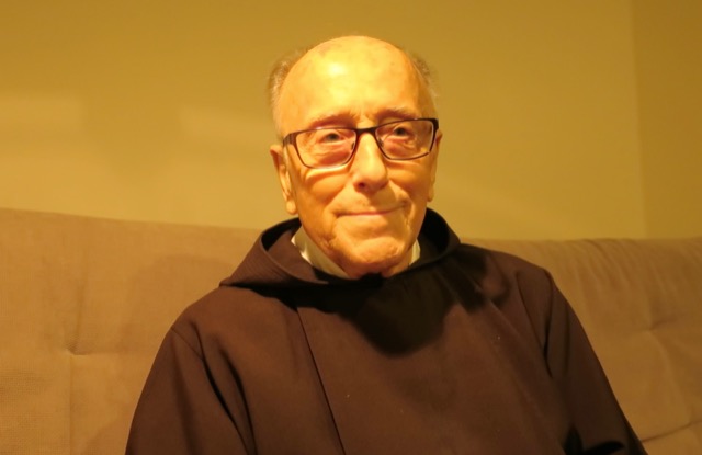 FRÈRE RODRIGUES DION, CAPUCIN
1927-2020


Le frère Rodrigues Dion, fils d’Alice Savard et de Joseph Dion, cultivateurs, est né le 31 mai 1927 à Loretteville, au diocèse de Québec, et a reçu au baptême le nom de Léandre. Il est le dixième d’une famille de 8 filles et 6 garçons. Léandre est l’oncle du frère Jean-Marc Boulé. 

Léandre entre au collège séraphique d’Ottawa en 1940. Il commence le noviciat chez les capucins de Cacouna, le 1er août 1947, et reçoit le nom de Rodrigue 1. Ses vœux temporaires sont prononcés le 15 août 1948 et ses vœux solennels, le 15 août 1951. Il suit les cours de philosophie et de théologie à la maison d’études des capucins à Pointe-aux-Trembles, puis à Ottawa. Il est ordonné prêtre le 12 juin 1954. 

À l’été de 1955, le frère Rodrigues part pour la préfecture de Gorakhpur avec les frères Alain Picard et Bernard Lemelin. Il y reçoit différentes obédiences : étude de l’hindi à Varanasi, septembre 1955 ; assistant à Ghazipur, mai 1956 ; assistant à Mariabad, août 1956 ; supérieur à Mariabad, octobre 1961 ; curé à Varanasi, février 1964 ; assistant à St-John’s School, 1967 ; assistant à Gorakhpur, juin 1968 ; assistant à Birabhanti, janvier1969. Les Canadiens ayant décidé de se retirer de la préfecture de Gorakhpur, où leur présence était devenue moins nécessaire, le frère Dion rentre au Canada en 1970 2.

En juin 1971, le frère Rodrigues obtient une maîtrise en théologie de l’Université Laval. Puis il passe aux îles Fidji en 1971 avec le frère Hervé Comeau pour desservir les catholiques d’origine indienne. Il y demeure jusqu’en juillet 1979. Aux Îles, il travaille successivement à Korolevu, à la cathédrale de Suva, puis à la paroisse Sainte-Agnès de Samabula et finalement à l’île de Viti Levu. Le frère revient définitivement au Canada le 18 juillet 1979. 

Après son retour, le frère Rodrigues œuvre dans plusieurs paroisses : Sainte-Hélène de Pointe-à-la-Croix (1979-1986) ; Saint-François-d’Assise d’Ottawa (1986-1997) ; Saint-Thomas-d’Aquin de Lac-Bouchette et Saint-François-de-Sales (1997-2007). Il est de famille à St-François d’Ottawa depuis 2007 où il collabore aussi à la paroisse. 

Il est rattaché en 2017 à la fraternité de la Réparation à Pointe-aux-Trembles afin de bénéficier des services de l’infirmerie provinciale. Il résidait à la Résidence De LaSalle depuis novembre 2019 où il est décédé le 8 mai 2020 des suites de la COVID-19 à l’âge de 92 ans. En raison de la situation actuelle ses funérailles sont reportées à une date indéterminée.

 1 L’orthographe de Rodrigue avec la lettre s vient du séjour en Inde. Il s’agissait de faire prononcer le nom d’une façon convenable.
 2 Le frère est retourné en Inde avec son confrère Hippolyte Rivet (24 mars-24 avril 1989) pour l’ordination épiscopale d’Anthony Fernandes, un prêtre séculier du diocèse de Varanasi, avec qui les Canadiens étaient très liés. 

